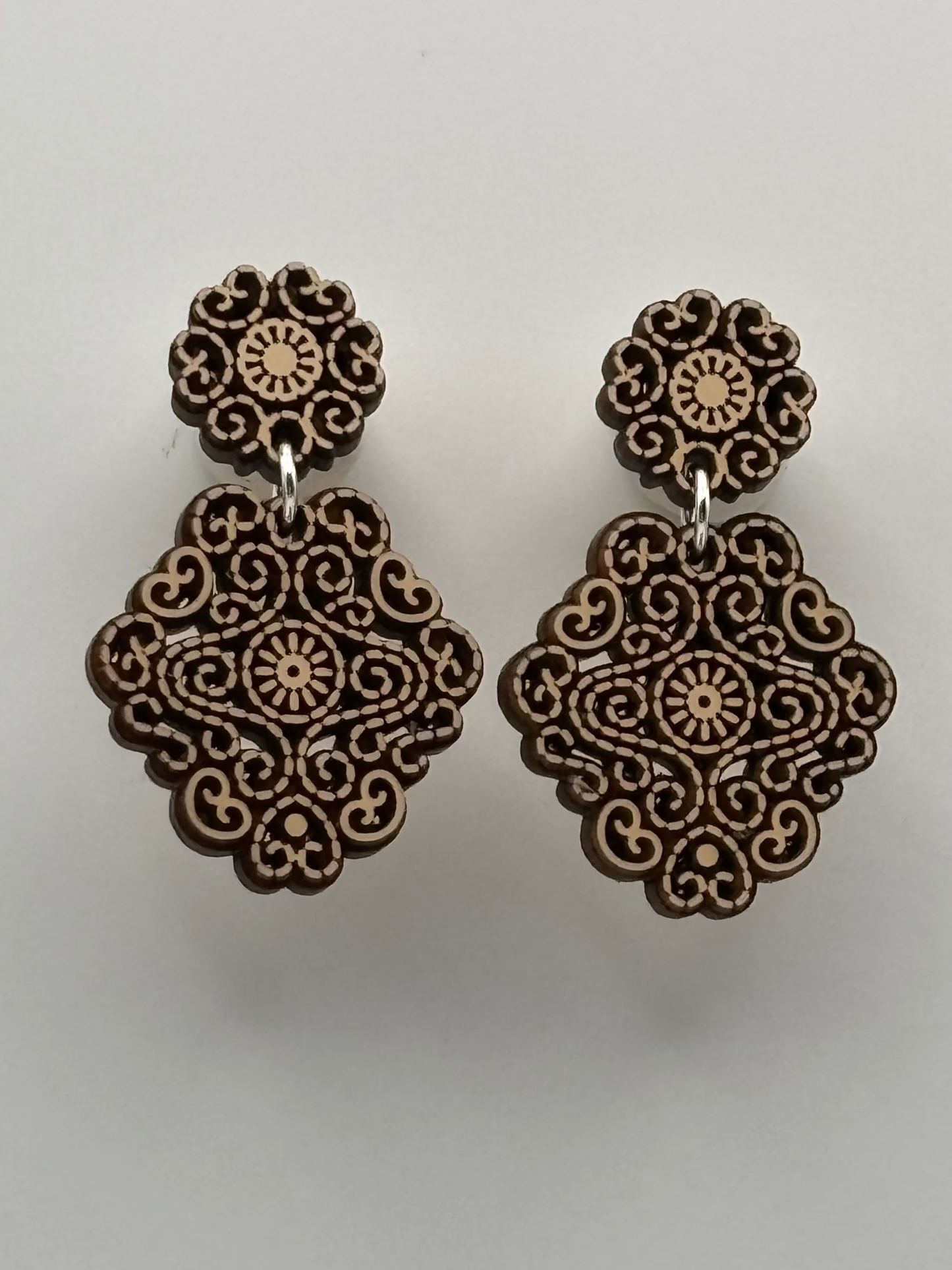 Ultraleichte Ohrringe aus Holz mit filigran gearbeitetem Motiv in Rautenform beige