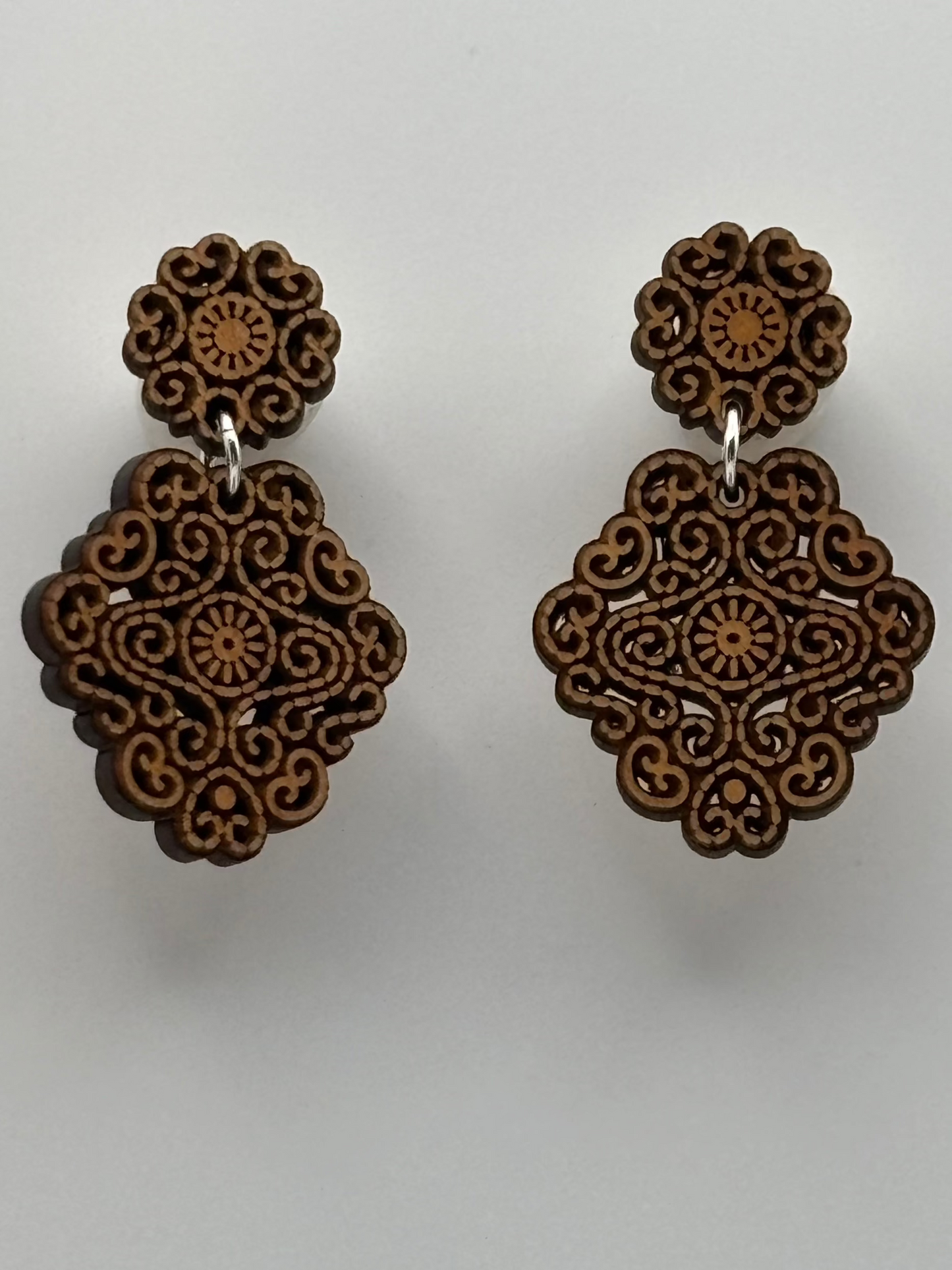 Ultraleichte Ohrringe aus Holz mit filigran gearbeitetem Motiv in Rautenform holzfarben