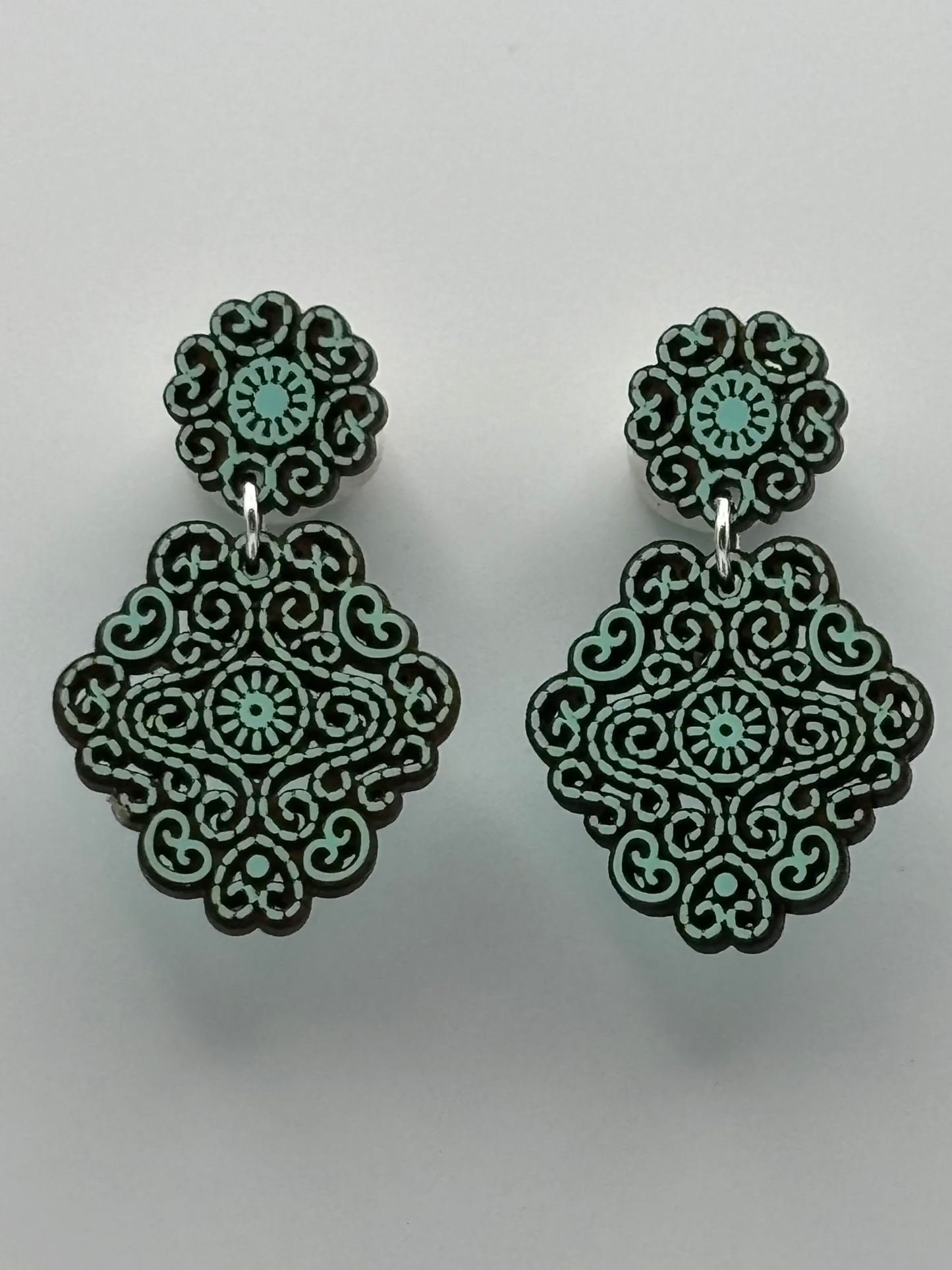 Ultraleichte Ohrringe aus Holz mit filigran gearbeitetem Motiv in Rautenform grünblau verde agua