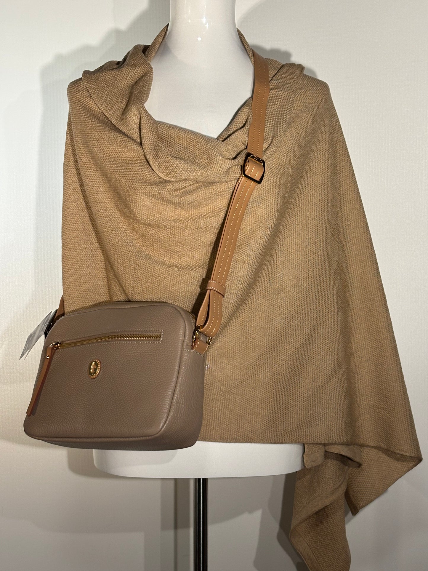 Wunderbarer Schal der auch als Stola getragen werden kann, aus 100% Merinowolle