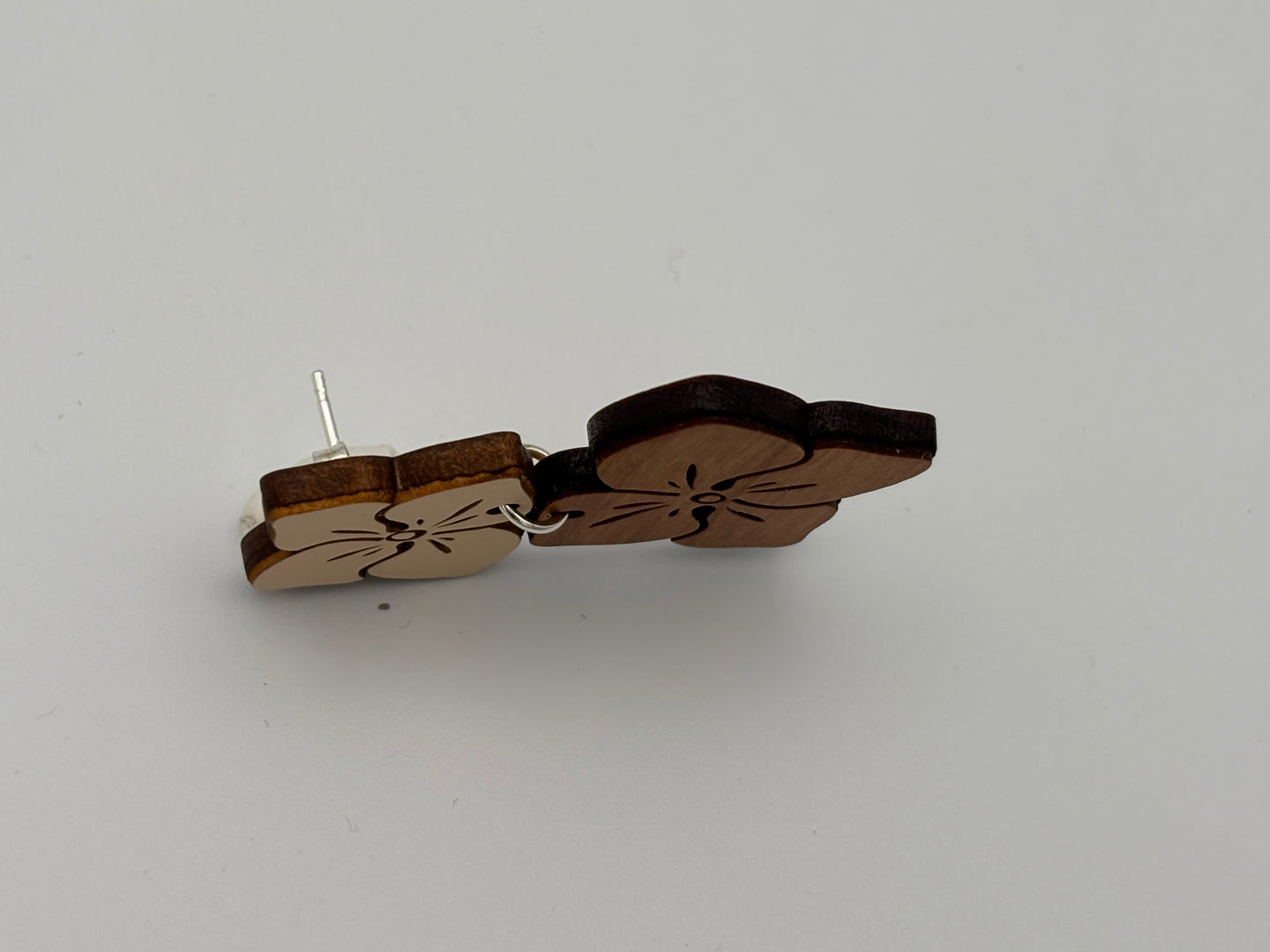 Ultraleichte Ohrringe aus Holz in doppelter Blütenform in beige/braun