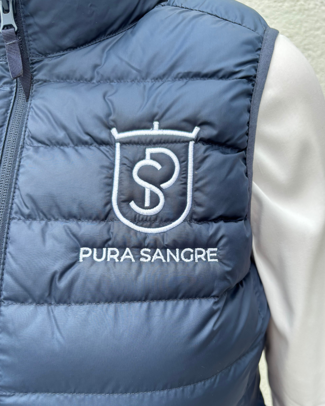Ärmellose Weste von Pura Sangre mit Reißverschluss, verstellbarem Gummibund und verschliessbaren Taschen