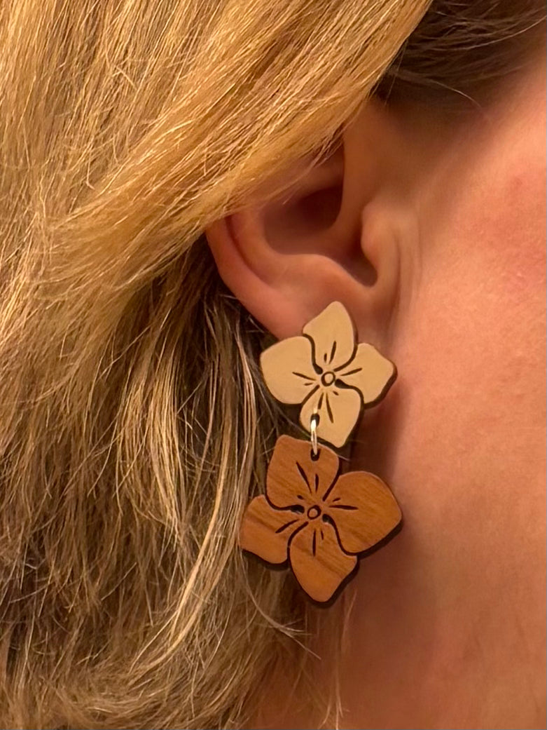 Ultraleichte Ohrringe aus Holz in doppelter Blütenform in beige/braun