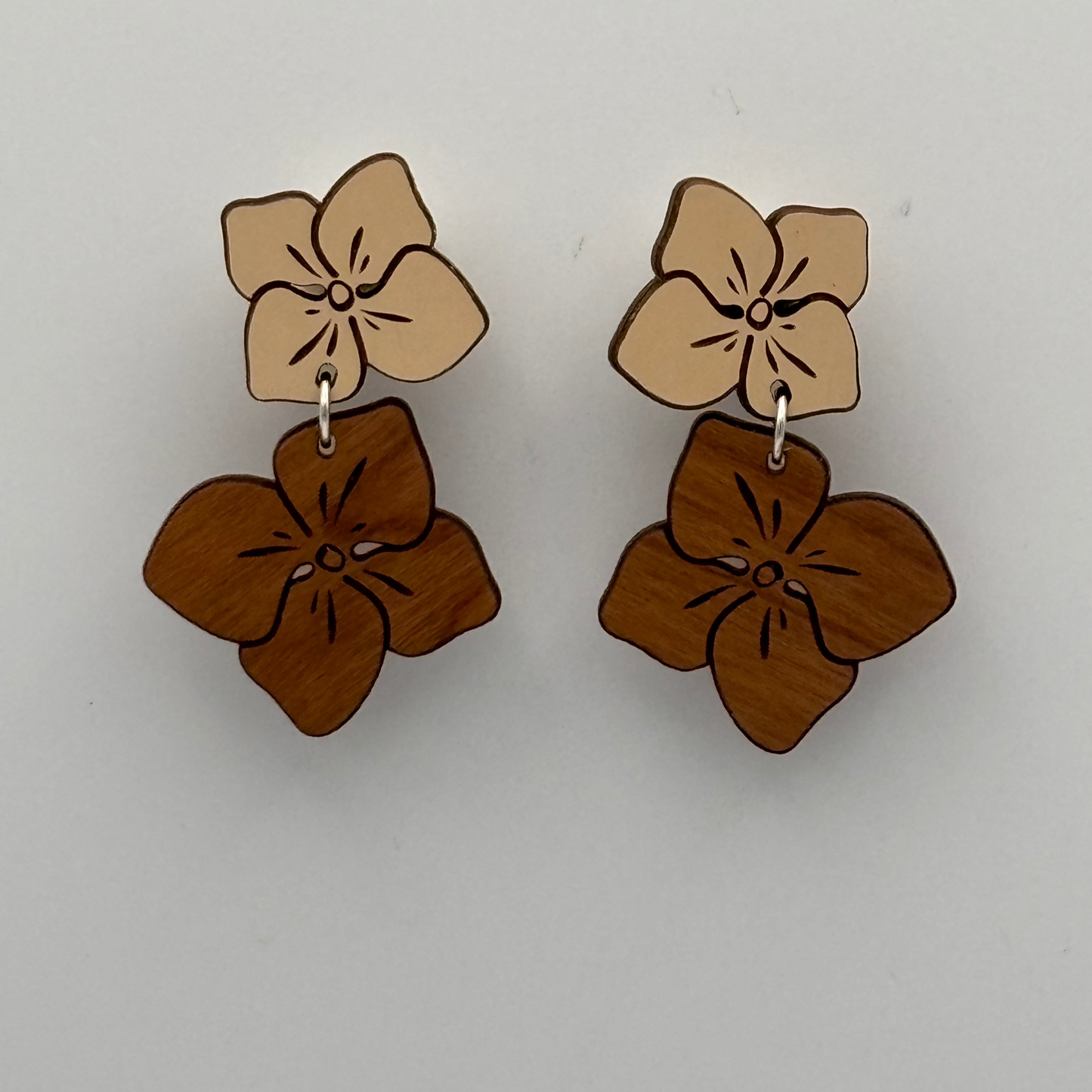 Ultraleichte Ohrringe aus Holz in doppelter Blütenform in beige/braun