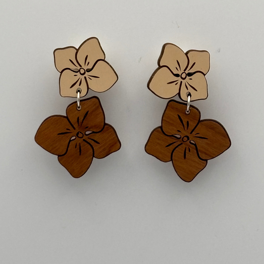 Ultraleichte Ohrringe aus Holz in doppelter Blütenform in beige/braun