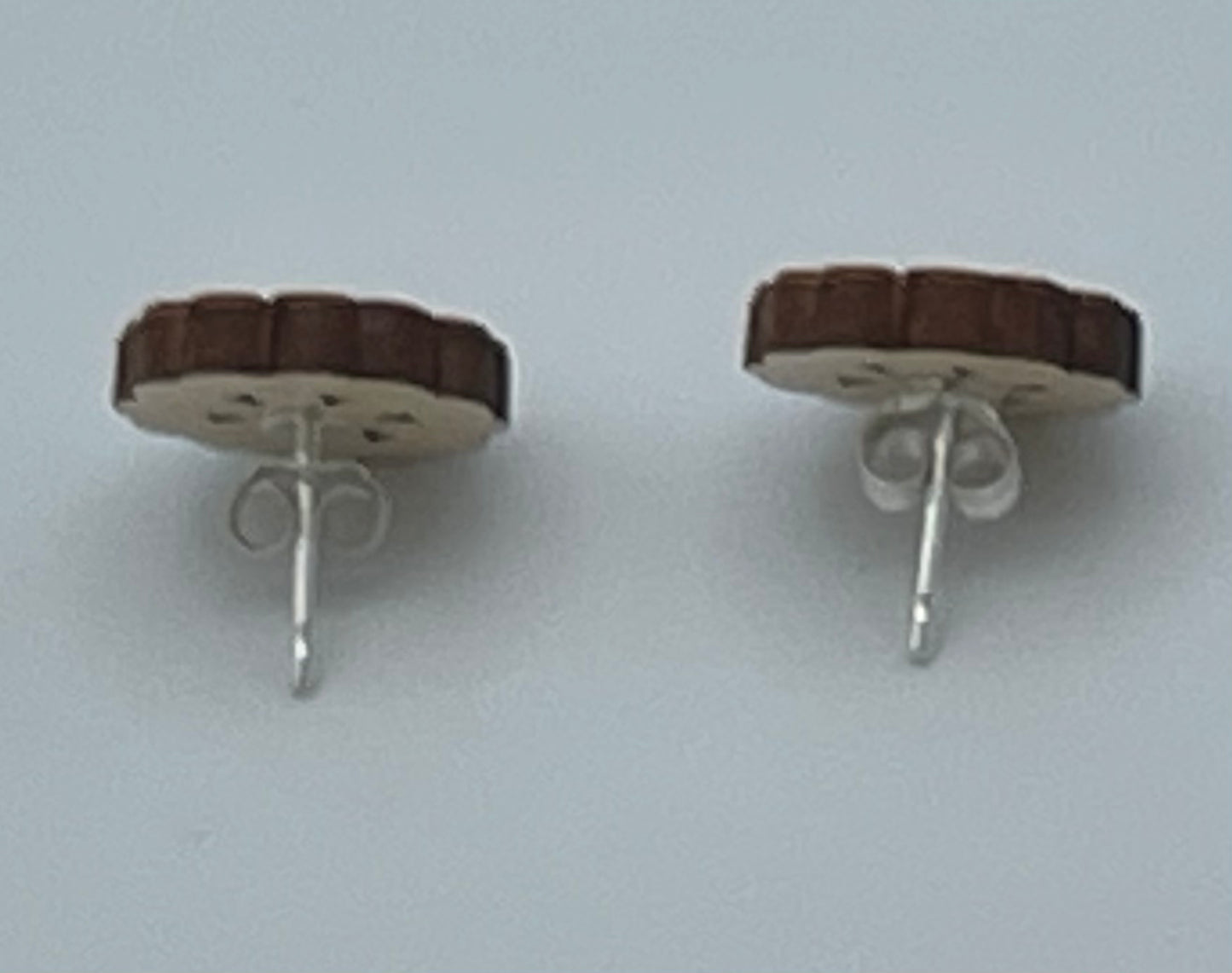 Steckohrringe aus Holz mit filigran gearbeitetem Motiv beige